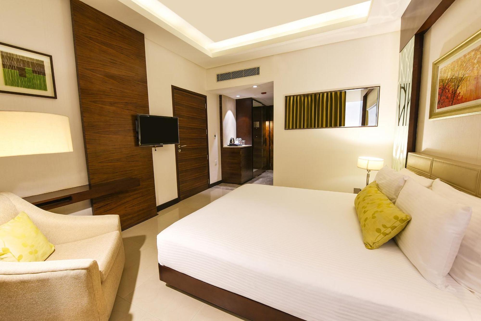 Hotel Doubletree By Hilton Gurugram Baani Square Gurgaon Zewnętrze zdjęcie